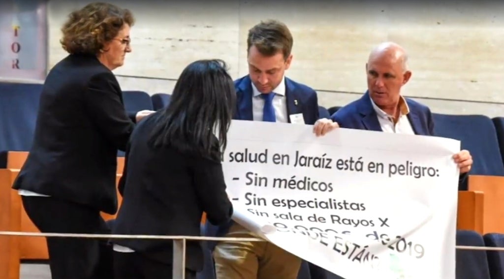 Retiran una pancarta del alcalde en la Asamblea pidiendo mejoras sanitarias para la Jaraíz