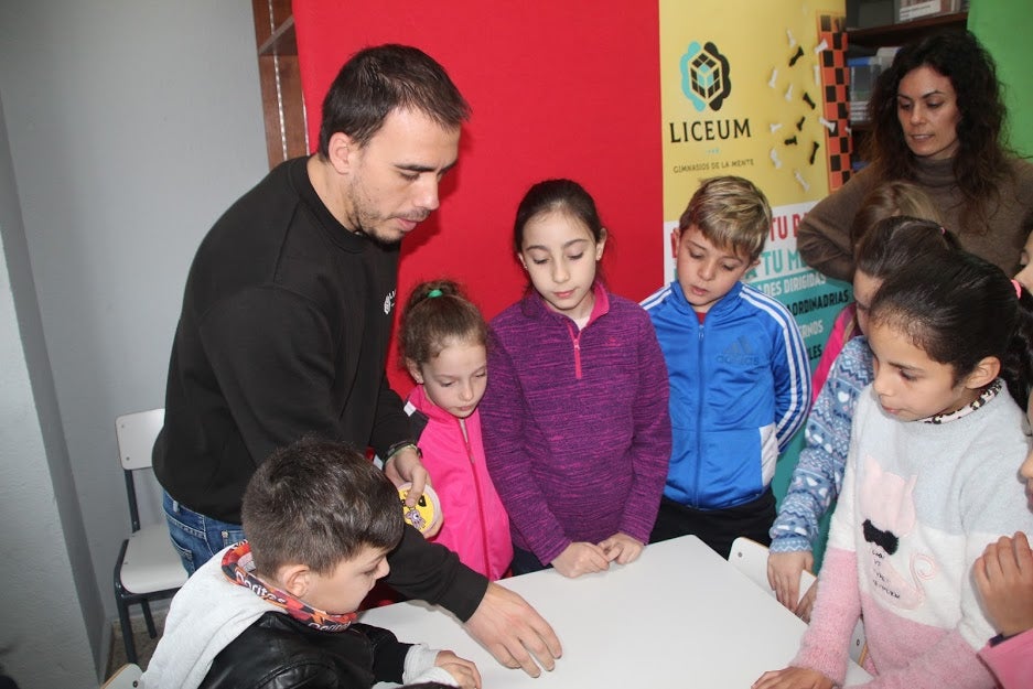 Imparten un taller de juegos inteligentes en el Gregoria Collado