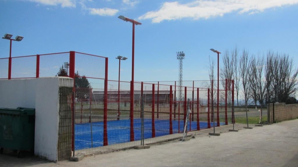 Comienzan las obras para dotar de cubierta a la pista de pádel