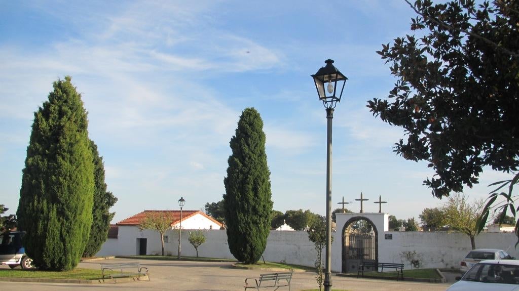 El cementerio municipal, cerrado desde hoy, salvo para los entierros