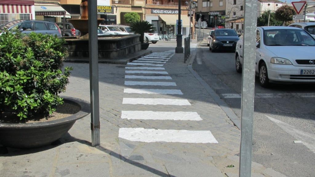 El Ayuntamiento crea nuevos pasos de peatones y repinta otros