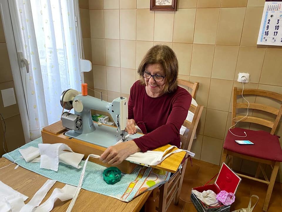 Mujer Jaraiceña confecciona mascarillas para las personas que las necesiten