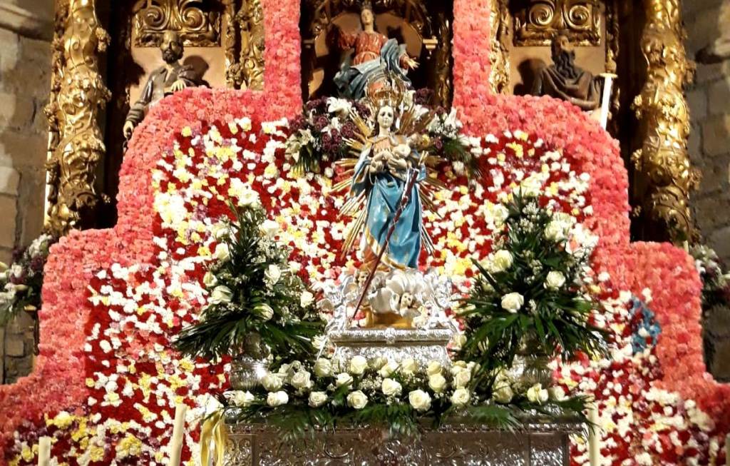 Ofrenda floral a la Patrona, en balcones y ventanas
