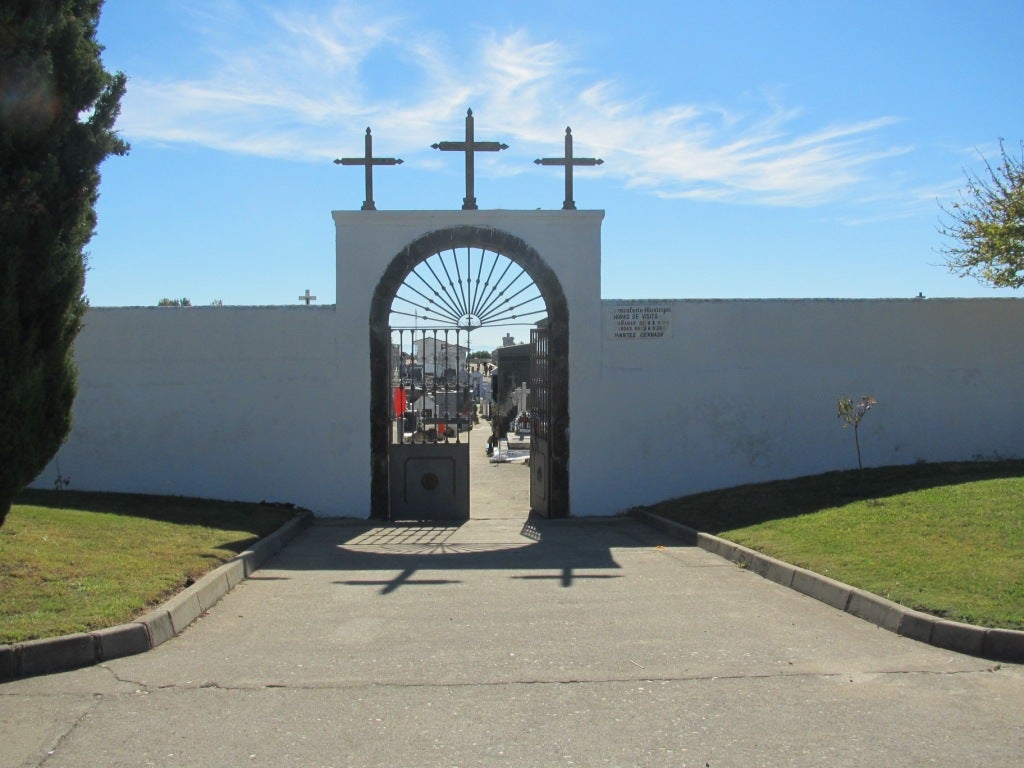 El cementerio municipal vuelve a abrir al público tras casi dos meses cerrado