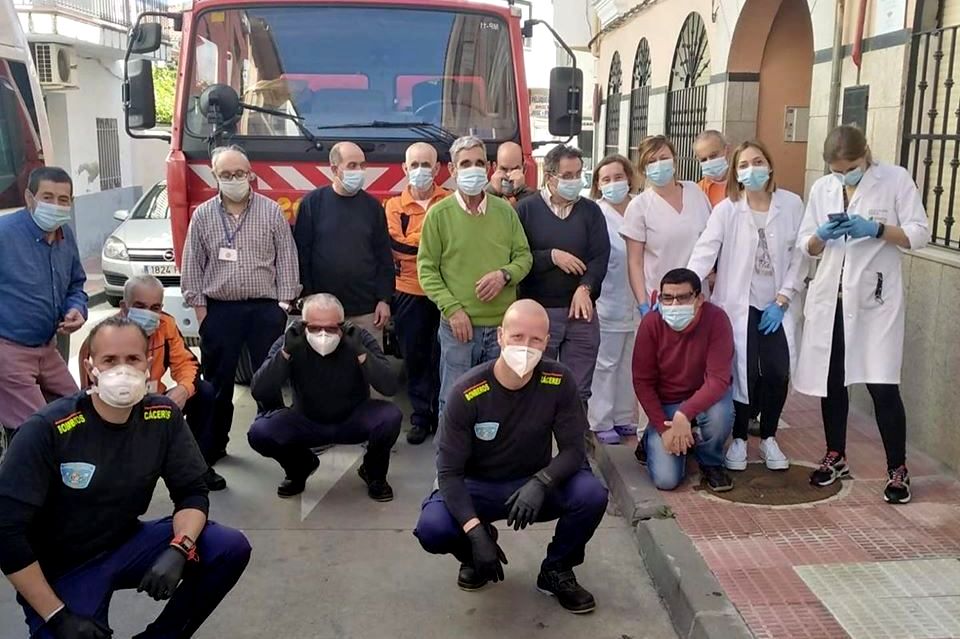 Los bomberos vuelven a desinfectar el interior de Vera Plena Inclusión