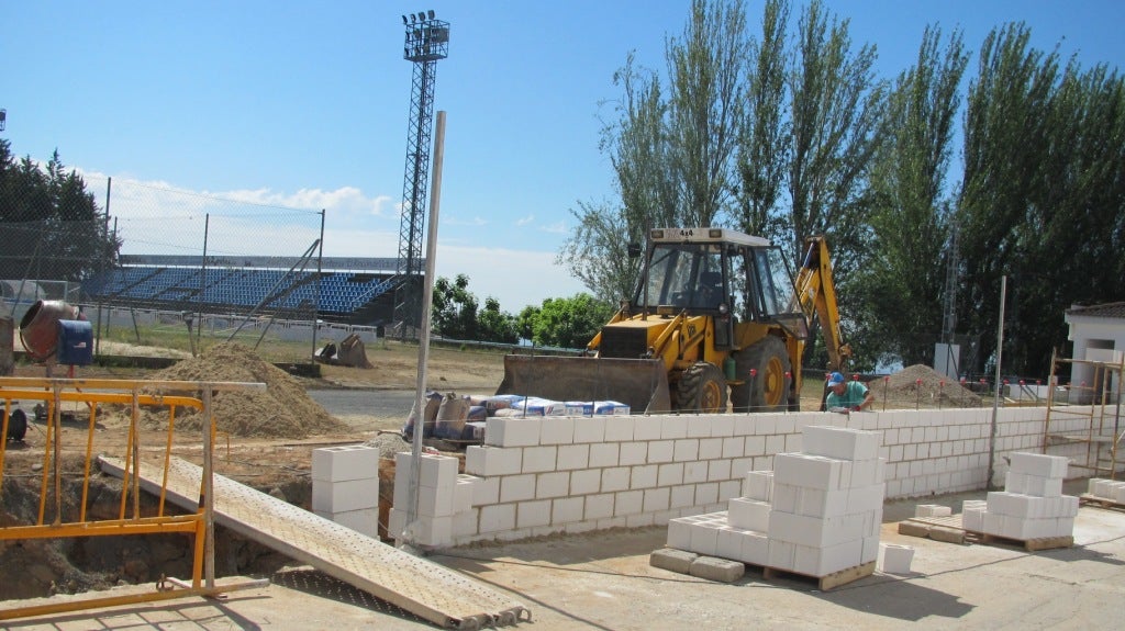 Comienzan las obras para sustituir una parte del cerramiento del polideportivo