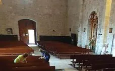 Un grupo de voluntarias limpia y desinfecta la iglesia de San Miguel todos los días