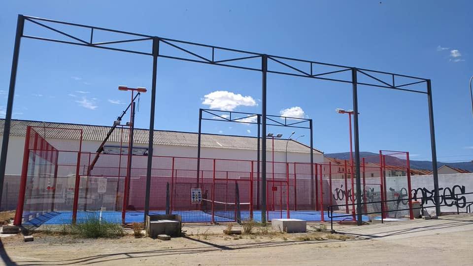 Reanudadas las obras para cubrir la pista de pádel