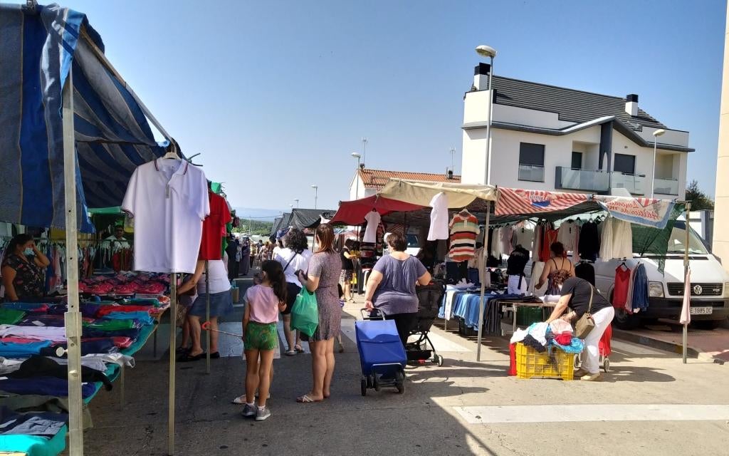 El mercadillo vuelve este jueves a celebrarse al completo