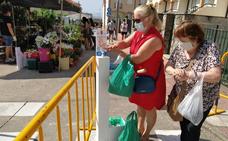 El Ayuntamiento instala dispensadores desinfectantes en el mercado semanal