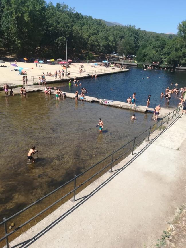 La gran afluencia de bañistas en El Lago de Jaraíz dificulta mantener la distancia de seguridad