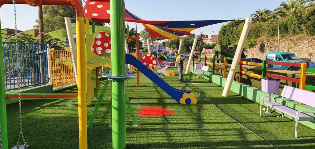 El Consistorio desinfecta los parques infantiles