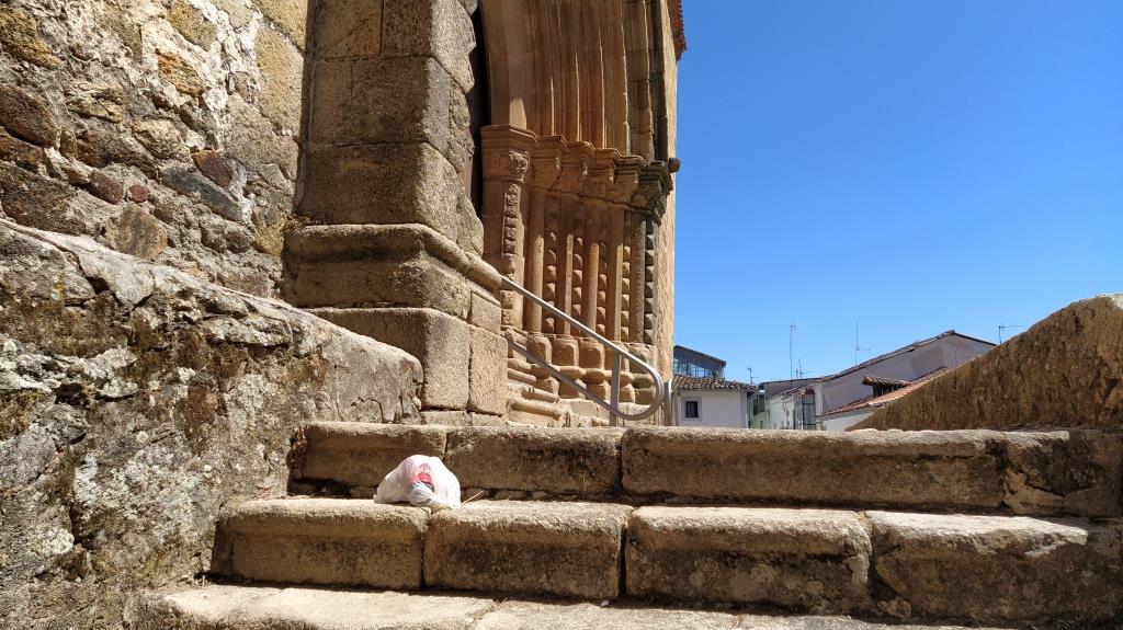 Limpian el entorno de Santa María y al momento lo vuelven a ensuciar