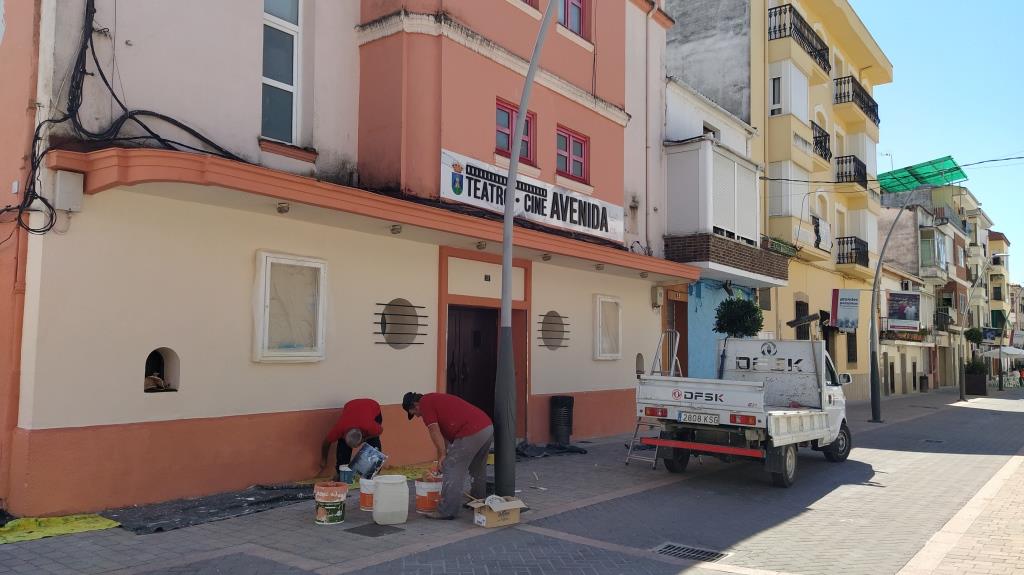 Los operarios municipales pintando. 