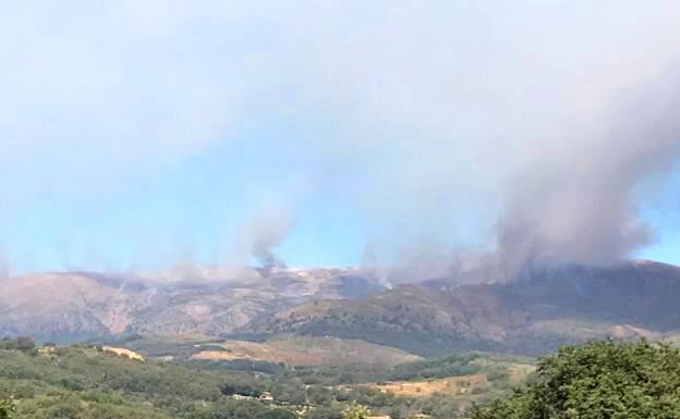 El Infoex declara el nivel 1 de peligrosidad por la cercanía del fuego a viviendas aisladas de Aldeanueva de la Vera