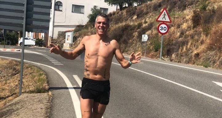 El atleta jaraiceño Alán Otero atraviesa La Vera de una punta a otra corriendo