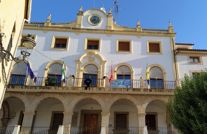 El pleno municipal aprueba un plan para reactivar la economía local