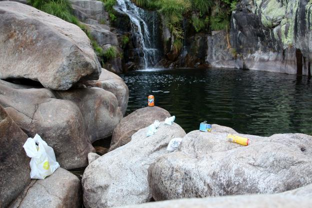 Denuncian la proliferación de basuras en Gredos y en las zonas de baño de la Vera