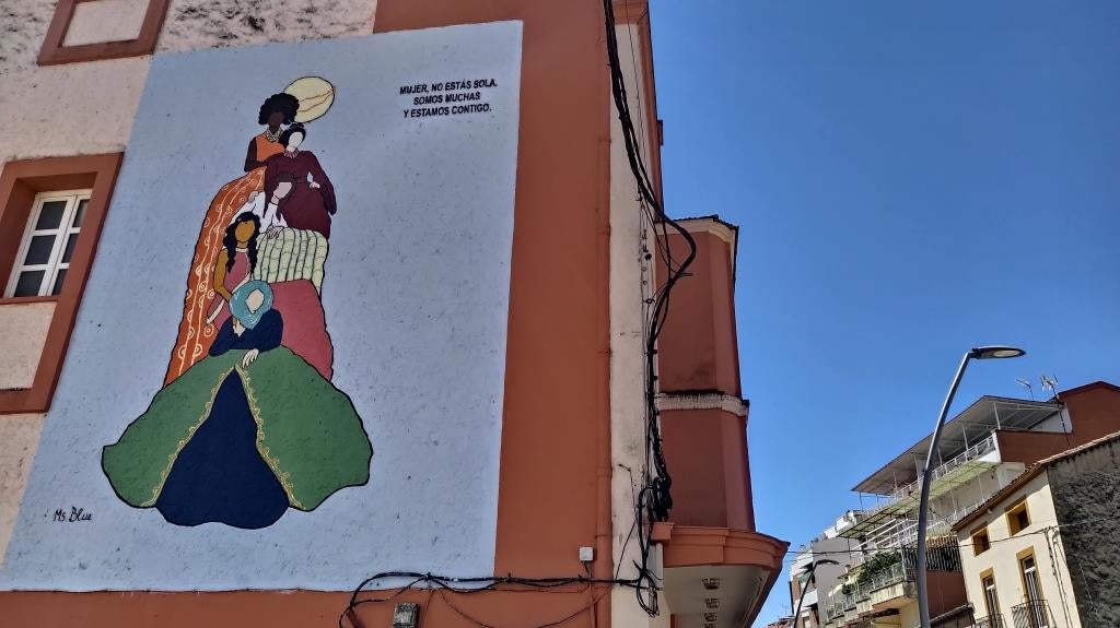 Mural en el teatro-cine Avenida contra la violencia de género