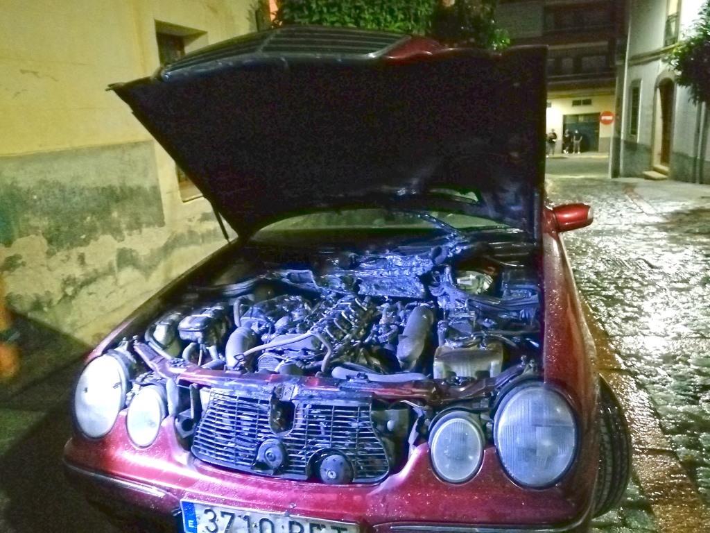 Queman dos vehículos aparcados en la calle Fleming