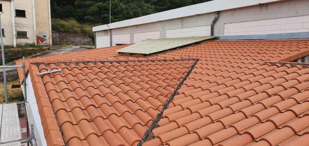 Avanzan las obras del nuevo tejado de los vestuarios de la sala de barrio
