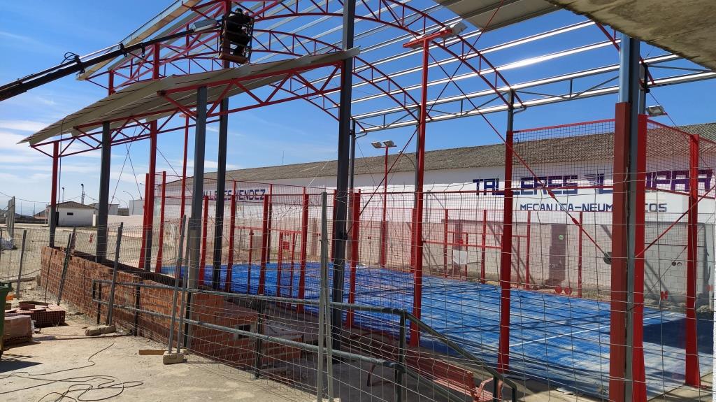 La pista de pádel municipal se dota de cubierta y un pequeño graderío techado