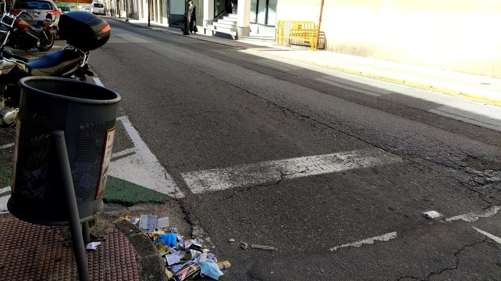 Vuelcan las papeleras en varios puntos del casco urbano