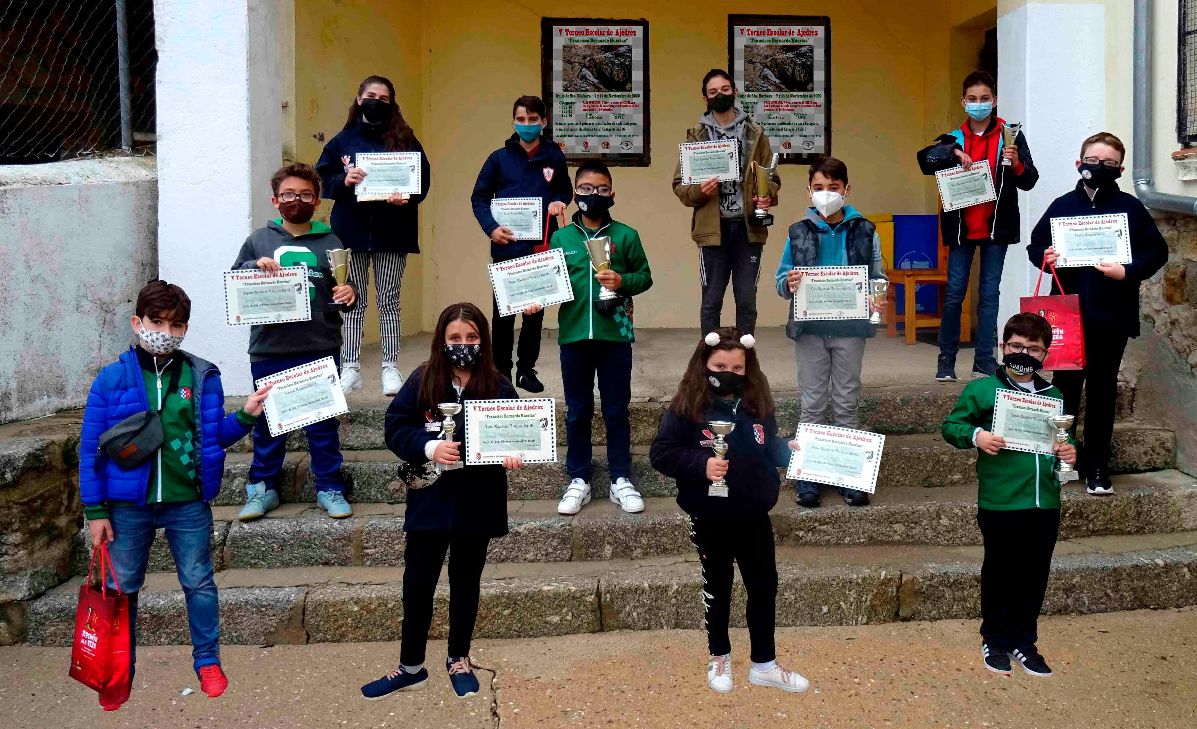 Lucía Zabala, J. Carlos Pérez y Román Berbel, ganadores del torneo escolar de ajedrez