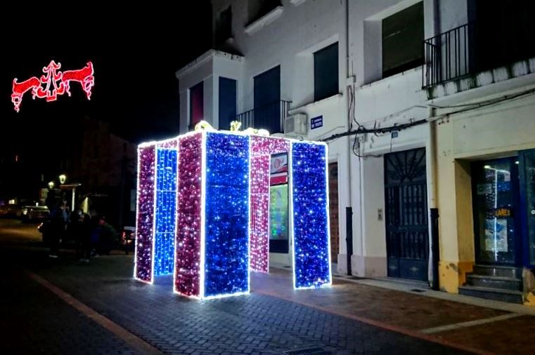 Ya luce el adorno navideño en forma de regalo