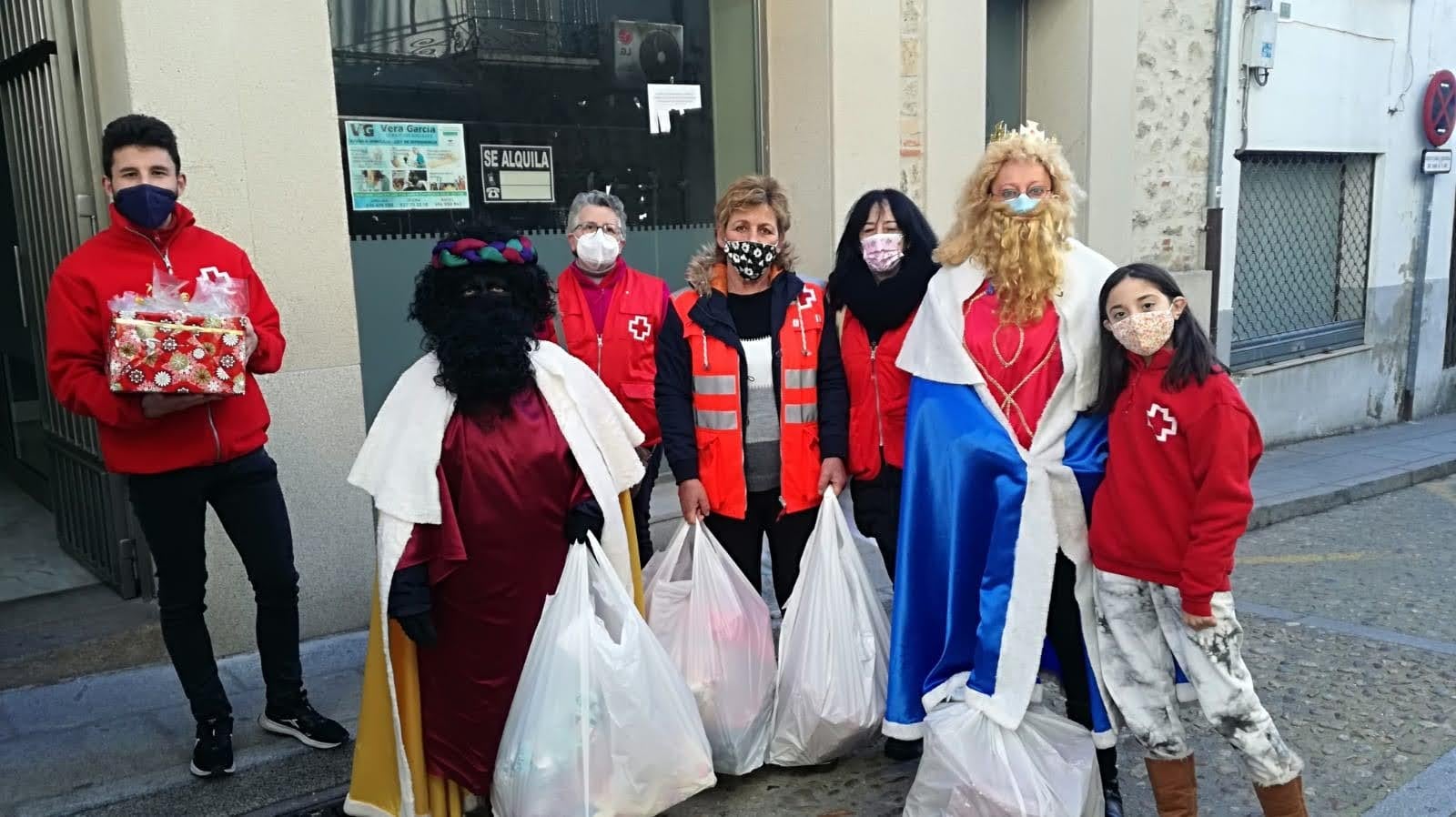 Los Reyes Magos y Cruz Roja llevan regalos a 60 niños