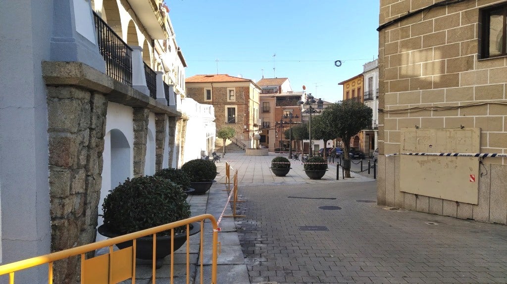 Acordonada parte de la Plaza Mayor y escaleras para evitar accidentes por el hielo