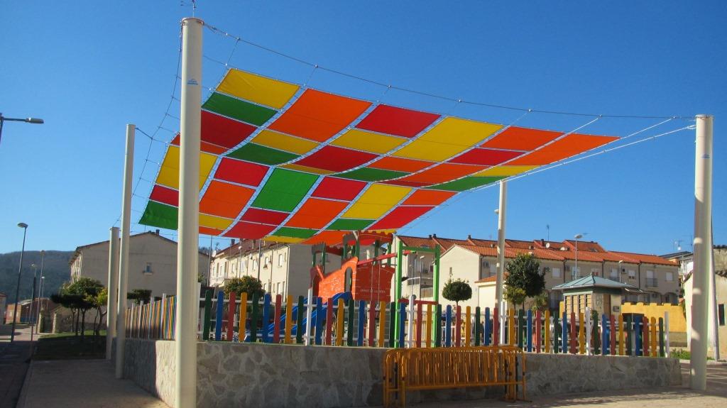 Parque infantil de la quesería con los parasoles. 