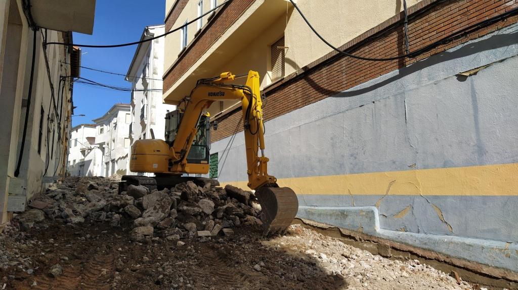 Empiezan las obras de pavimentación de la calle Badajoz