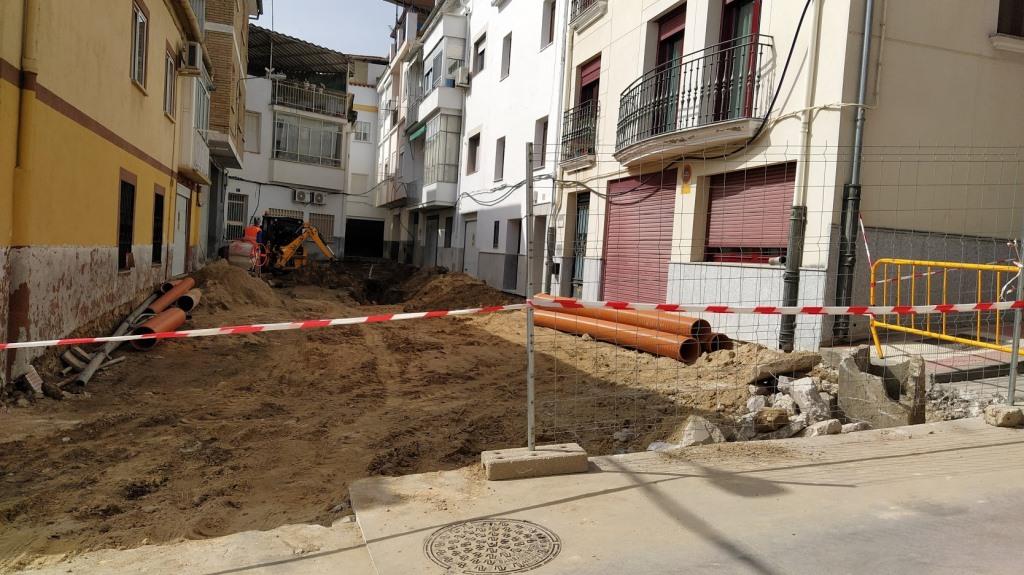 Comienzan las obras de pavimentación en la calle travesía de Sevilla