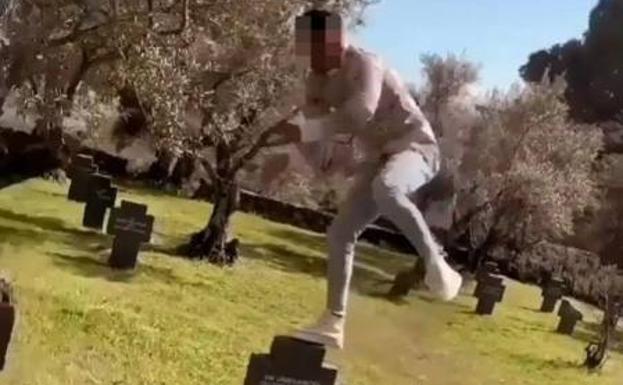 Detenido por grabarse saltando sobre las tumbas del cementerio alemán de Cuacos de Yuste