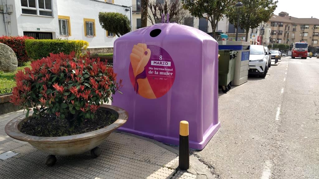 Jaraíz estrena contenedores morados con motivo del Día Internacional de la Mujer