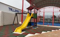 Construyen en el polideportivo municipal un espacio con juegos infantiles