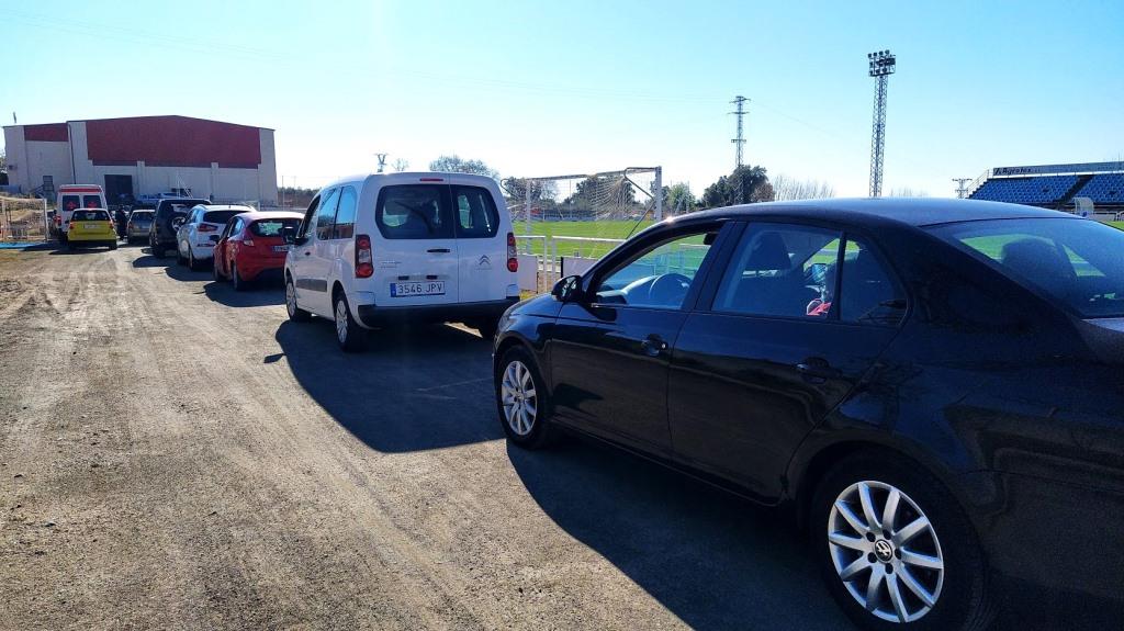El punto de vacunación se traslada de la sala de barrio al polideportivo