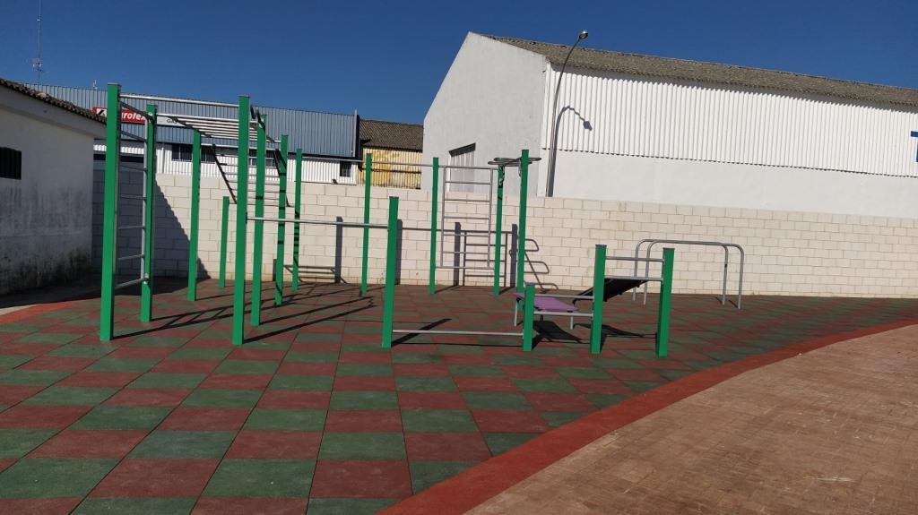 El polideportivo estrena una zona de calistenia