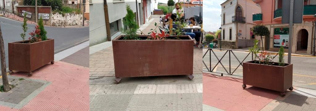 Nuevas jardineras en la avenida de Yuste y calle Soledad