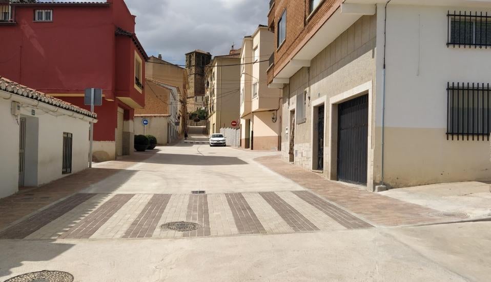 La calle Móstoles y las dos travesías abiertas al tráfico tras su pavimentación