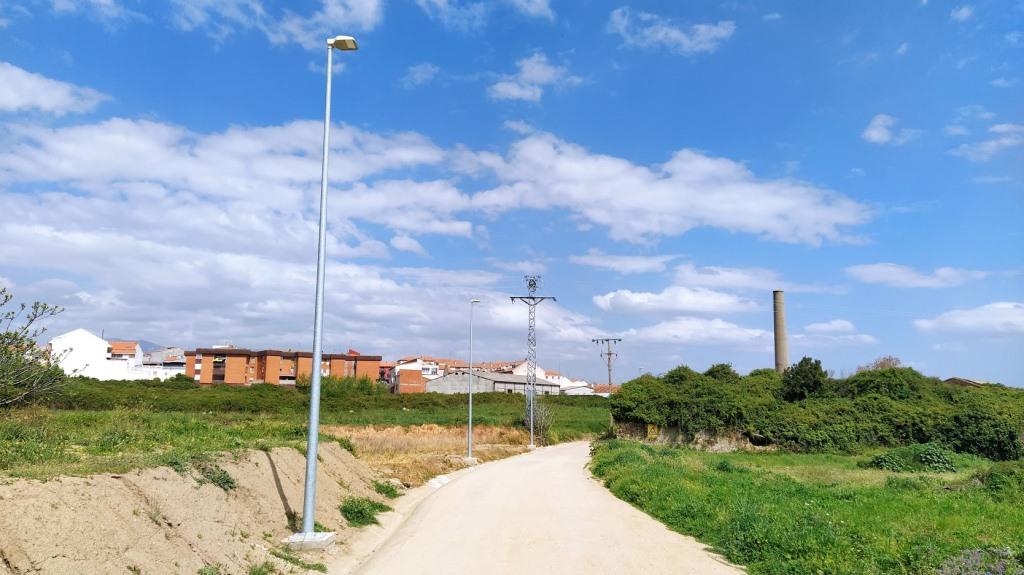 El camino que comunica la calle Móstoles con el colegio Ejido estrena alumbrado