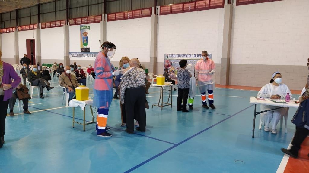 Mañana recibirán la primera dosis 228 personas de 79 a 70 años