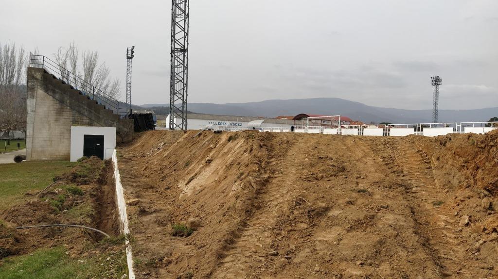 Construyen el segundo tramo del muro de contención entre el campo de fútbol y las piscinas
