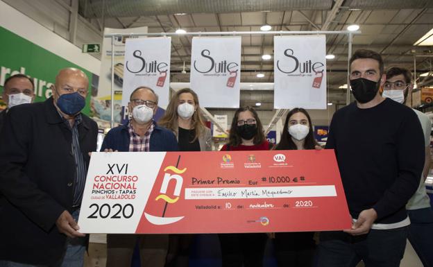 El chef jaraiceño Emilio Martín entrega su premio del XVI Concurso Nacional de Pinchos a una ONG