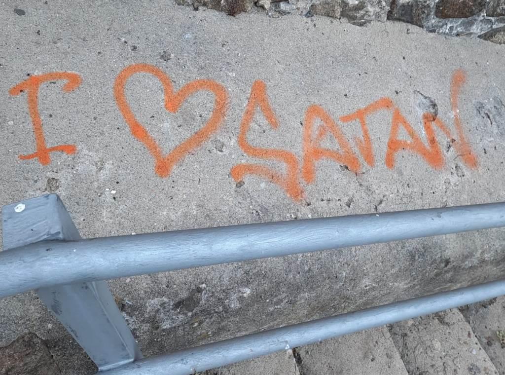 Pintada alusiva a Satán en unas de las escalinatas de la iglesia de Santa María