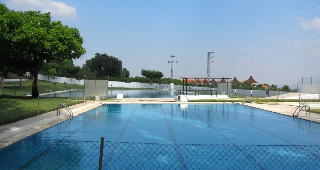 Dos de las piscinas del polideportivo municipal. /M.D.CRUZ