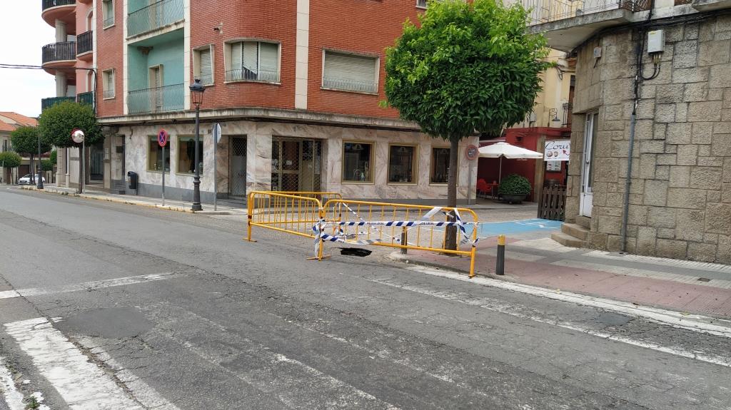 Aparece un socavón en la avenida de la Constitución
