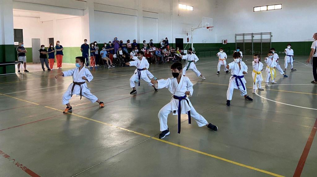 El Club de Karate Jaraíz realiza una exhibición para los usuarios de Aspace