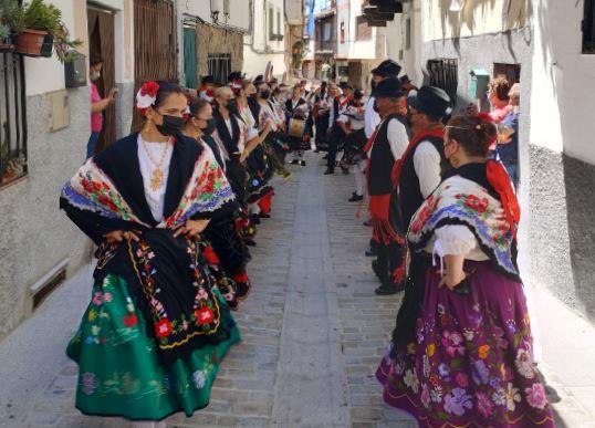Rondalla de los Coros y Danzas Los Jarentinos por las calles de Garganta la Olla